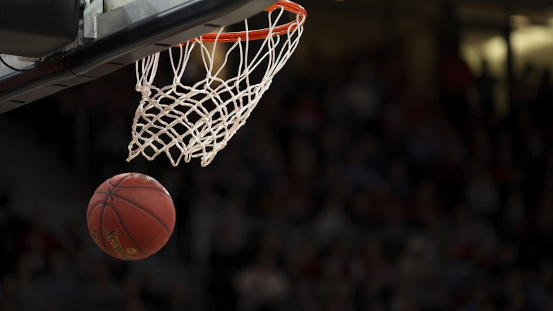 NBA总决赛湖人队与凯尔特人队激烈对抗场景